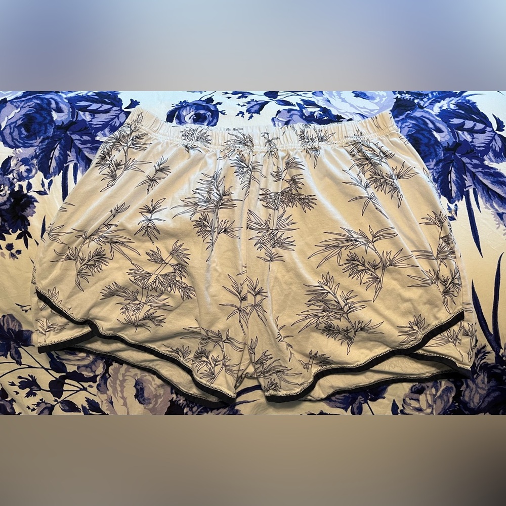 Garnett Hill Floral Print Women's Asian Wrap Pjs Shorts in white and blue size L